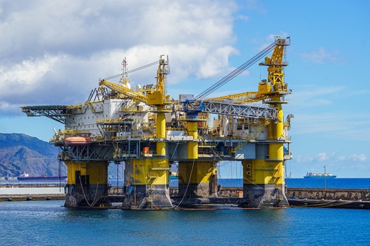 Eni cala nonostante il buyback